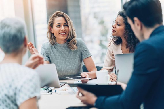 Aktives Arbeitsmeeting mit Männern und Frauen